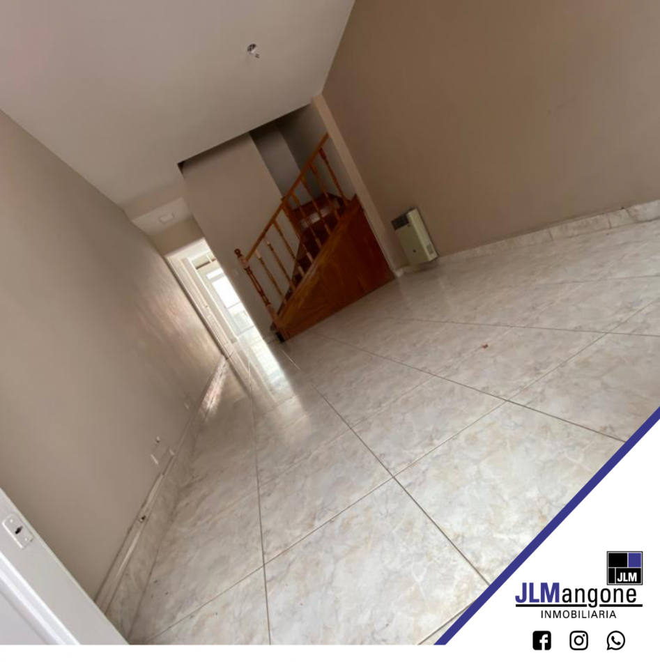 Triplex 4 ambientes con cochera y patio