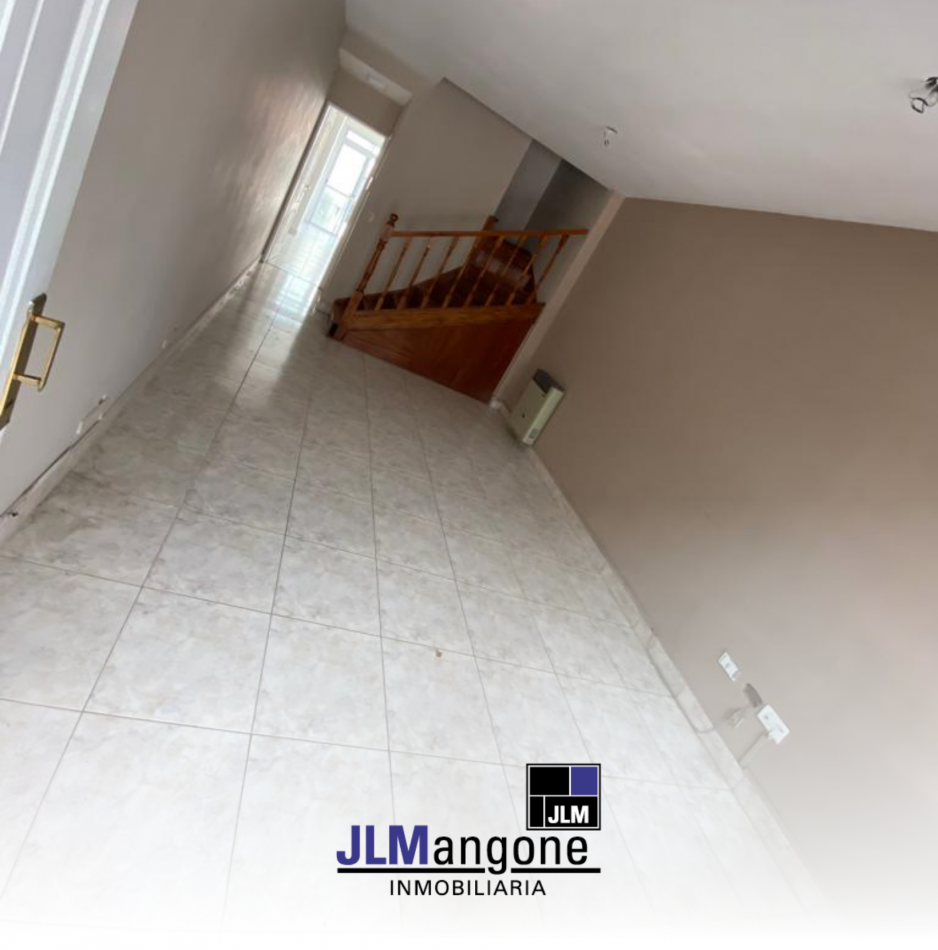 Triplex 4 ambientes con cochera y patio