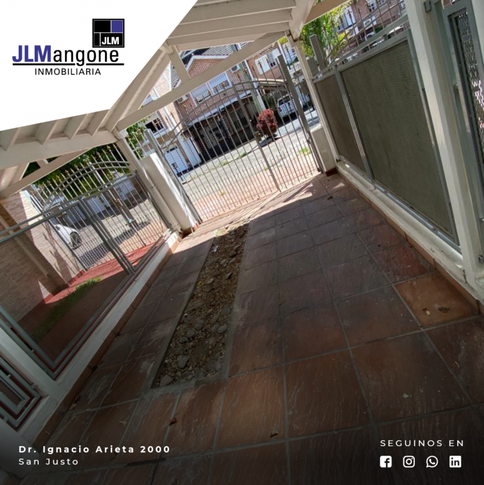 Triplex 4 ambientes con cochera y patio