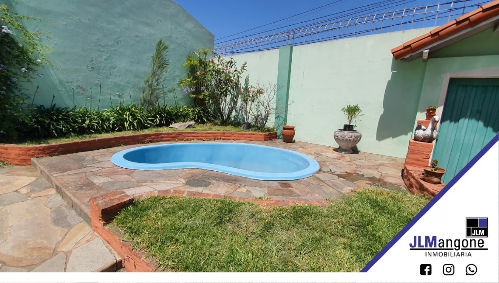 Chalet 4 ambientes de estilo con cochera, parque y piscina