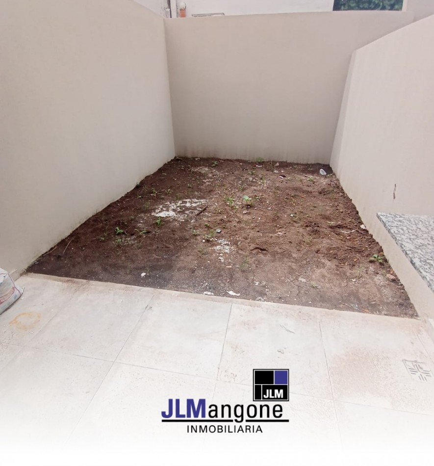 Triplex 4 ambientes a estrenar con cochera y patio