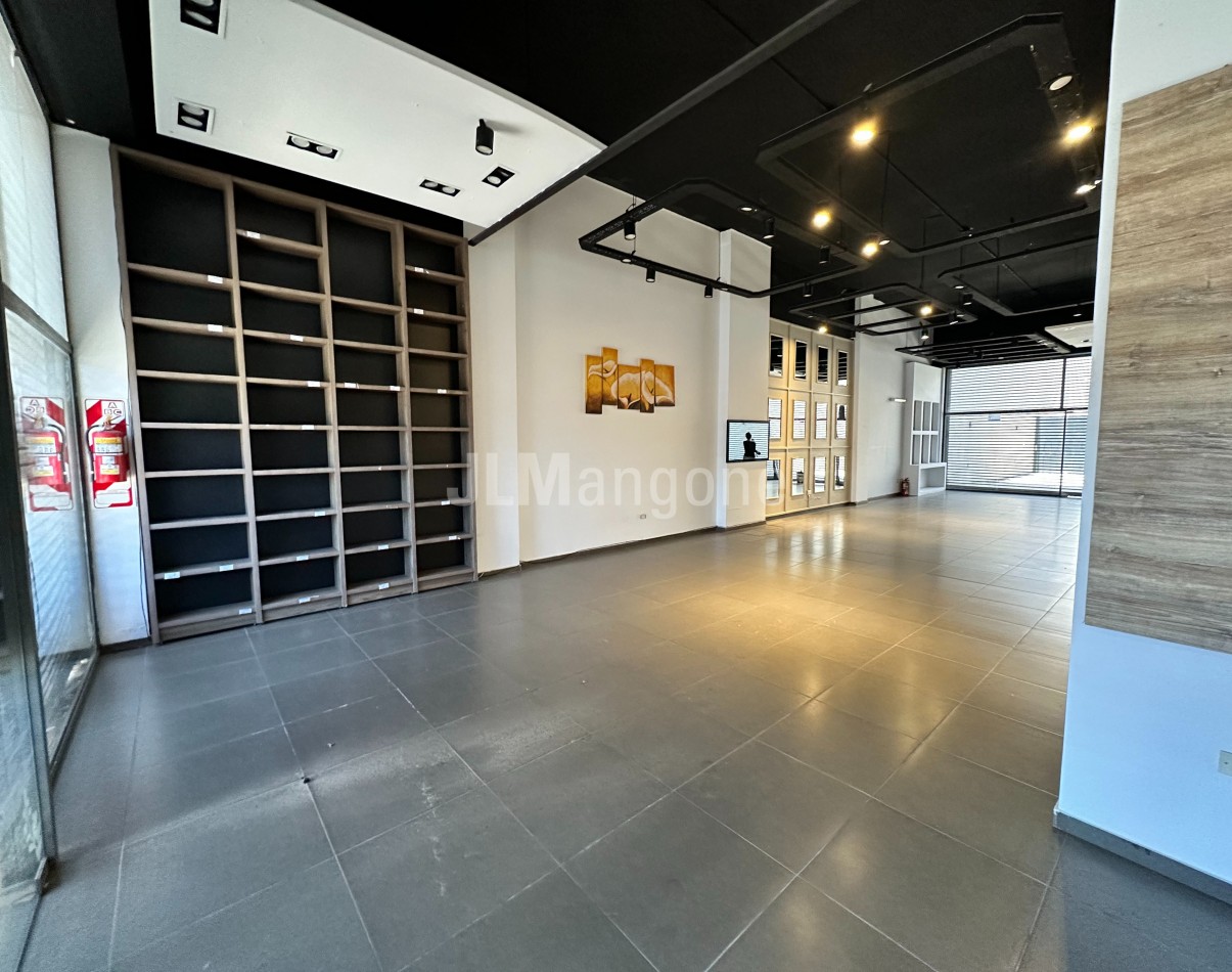 Local Comercial 175 m2 sobre Av. Rivadavia