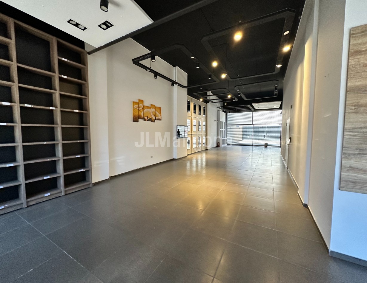 Local Comercial 175 m2 sobre Av. Rivadavia