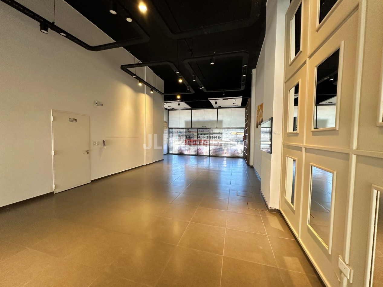 Local Comercial 175 m2 sobre Av. Rivadavia