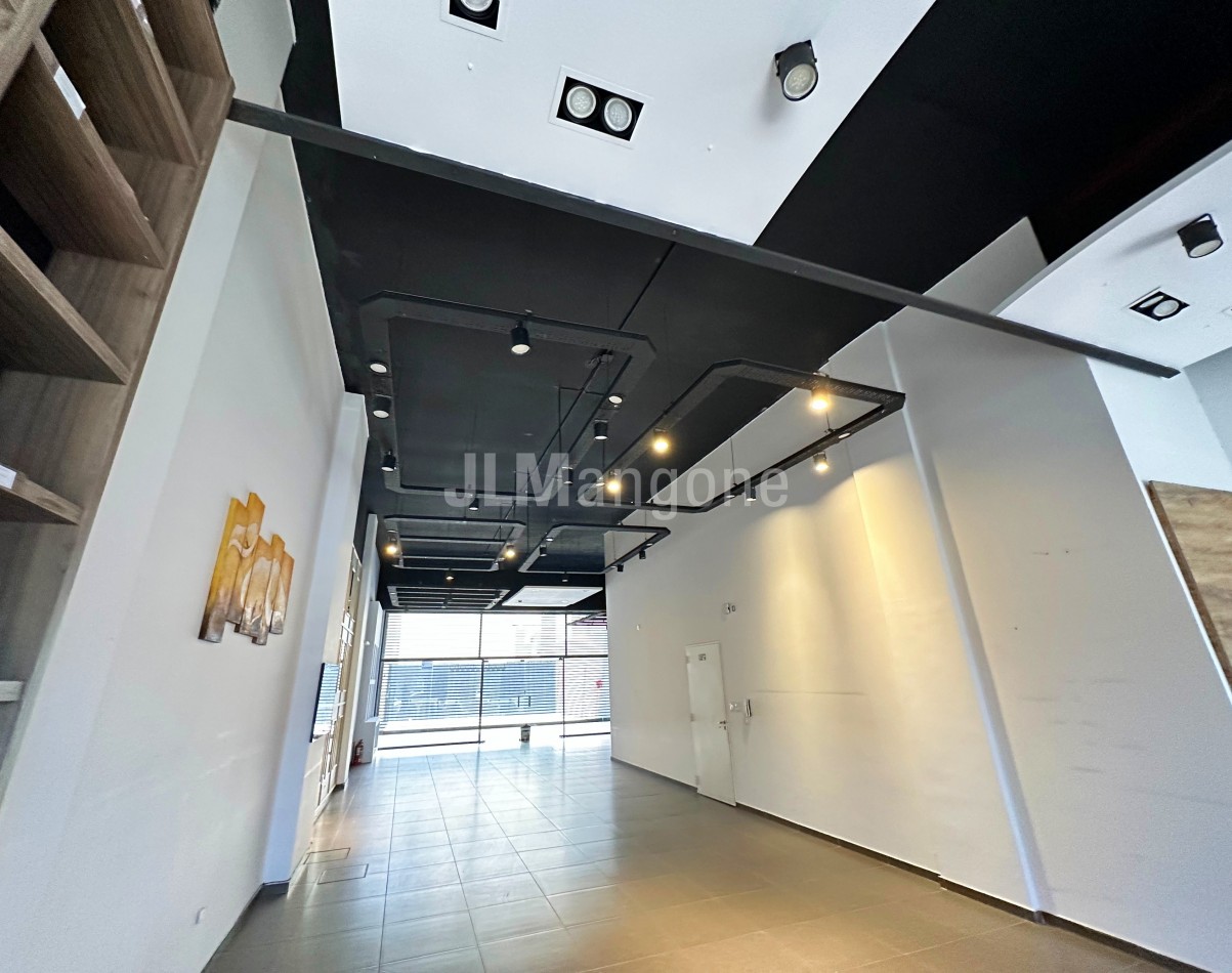Local Comercial 175 m2 sobre Av. Rivadavia