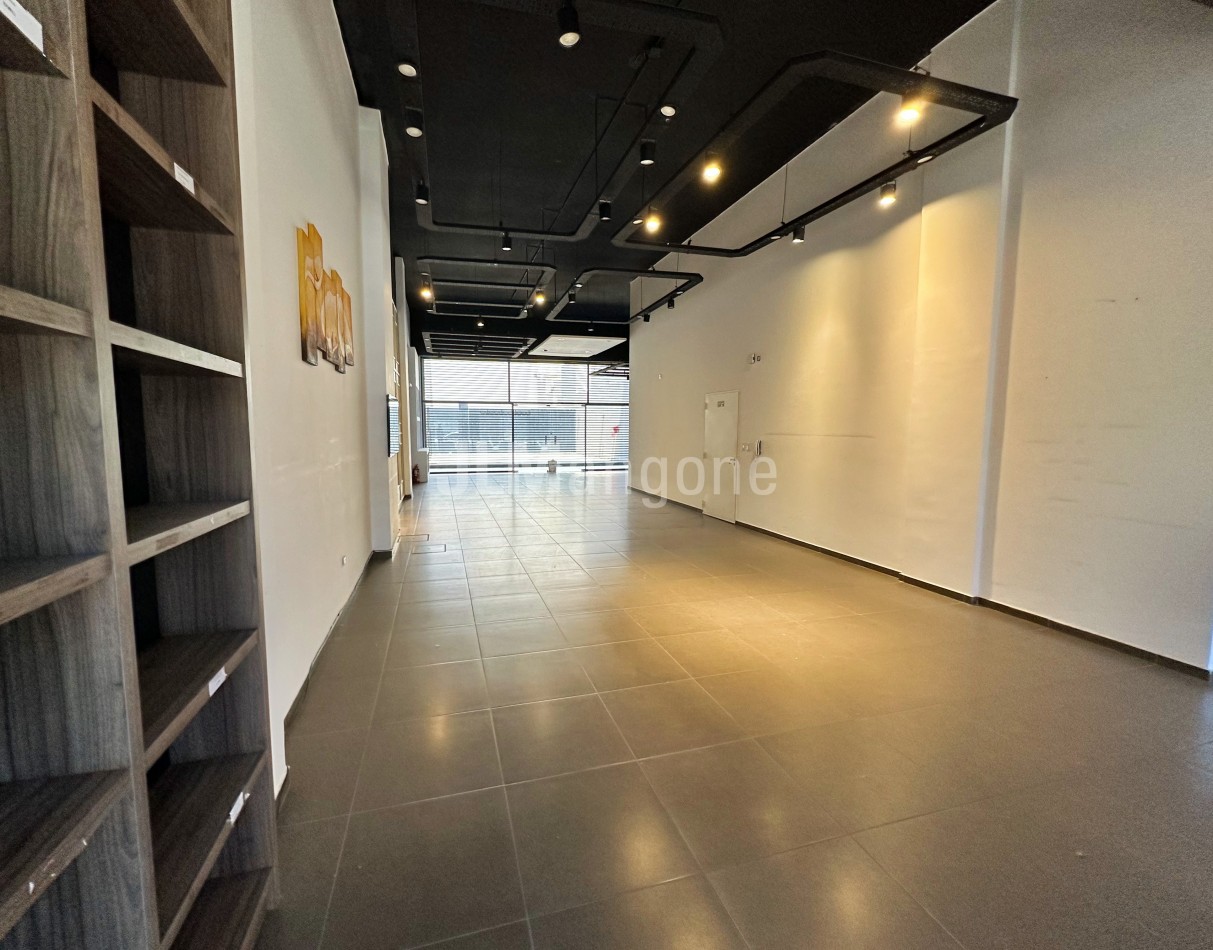 Local Comercial 175 m2 sobre Av. Rivadavia
