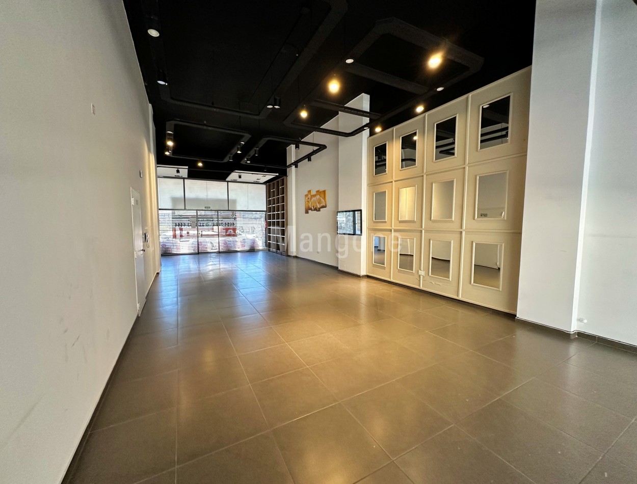 Local Comercial 175 m2 sobre Av. Rivadavia