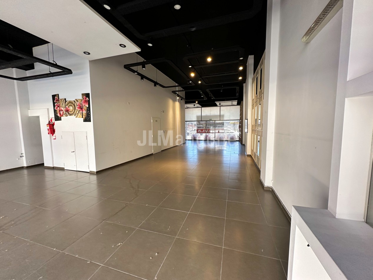 Local Comercial 175 m2 sobre Av. Rivadavia