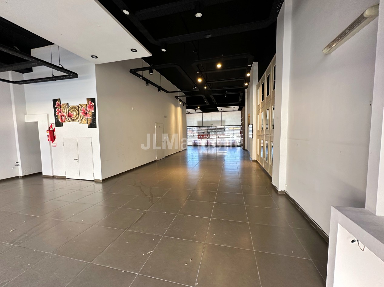 Local Comercial 175 m2 sobre Av. Rivadavia