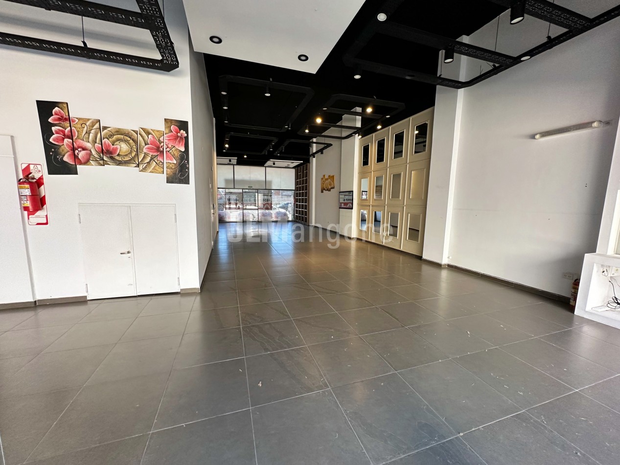 Local Comercial 175 m2 sobre Av. Rivadavia