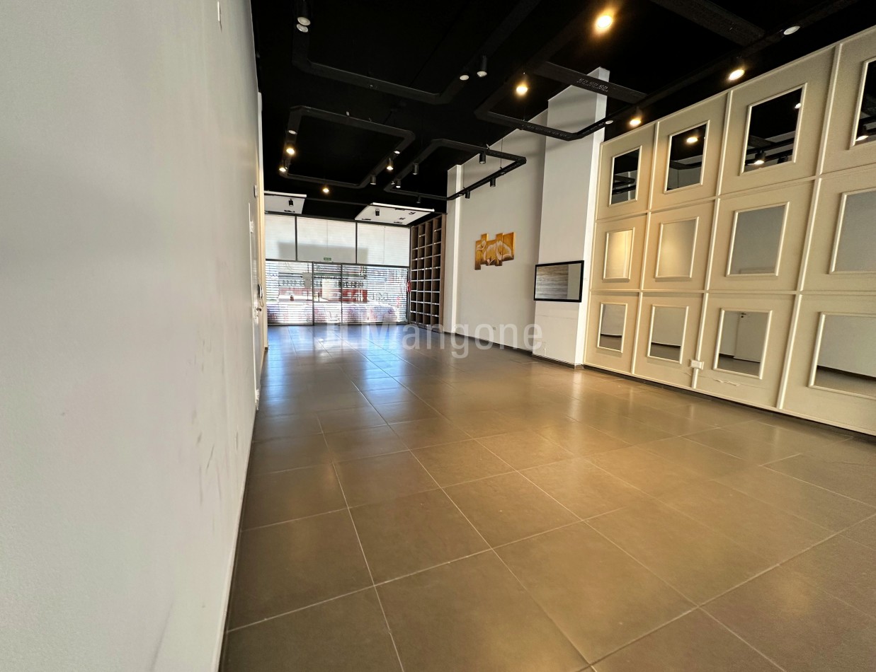 Local Comercial 175 m2 sobre Av. Rivadavia