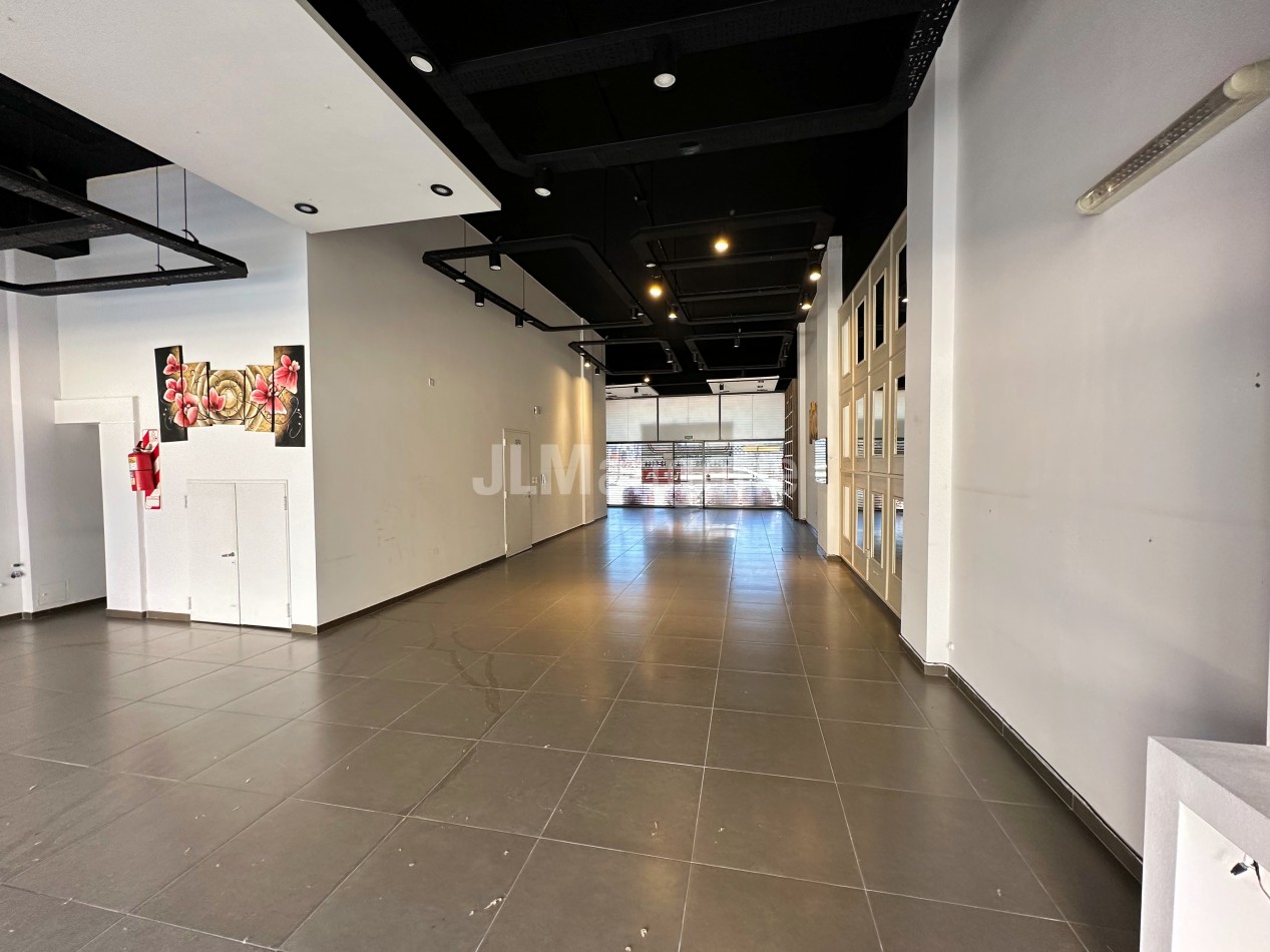 Local Comercial 175 m2 sobre Av. Rivadavia