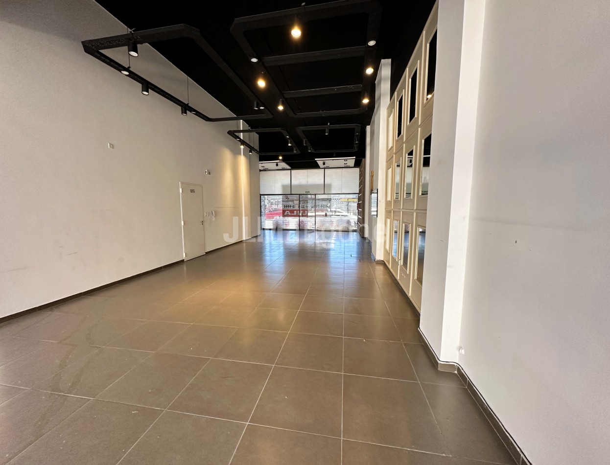 Local Comercial 175 m2 sobre Av. Rivadavia