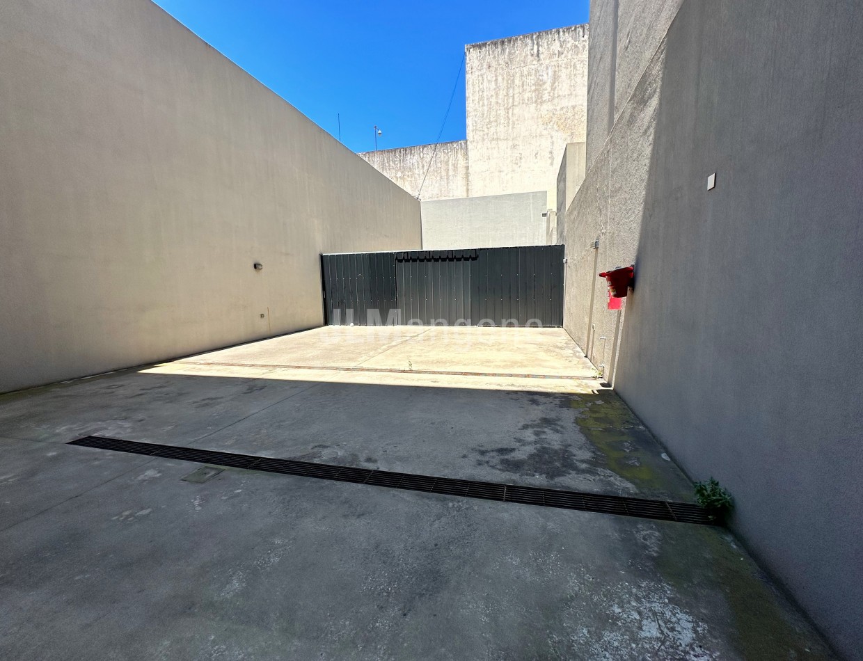 Local Comercial 175 m2 sobre Av. Rivadavia