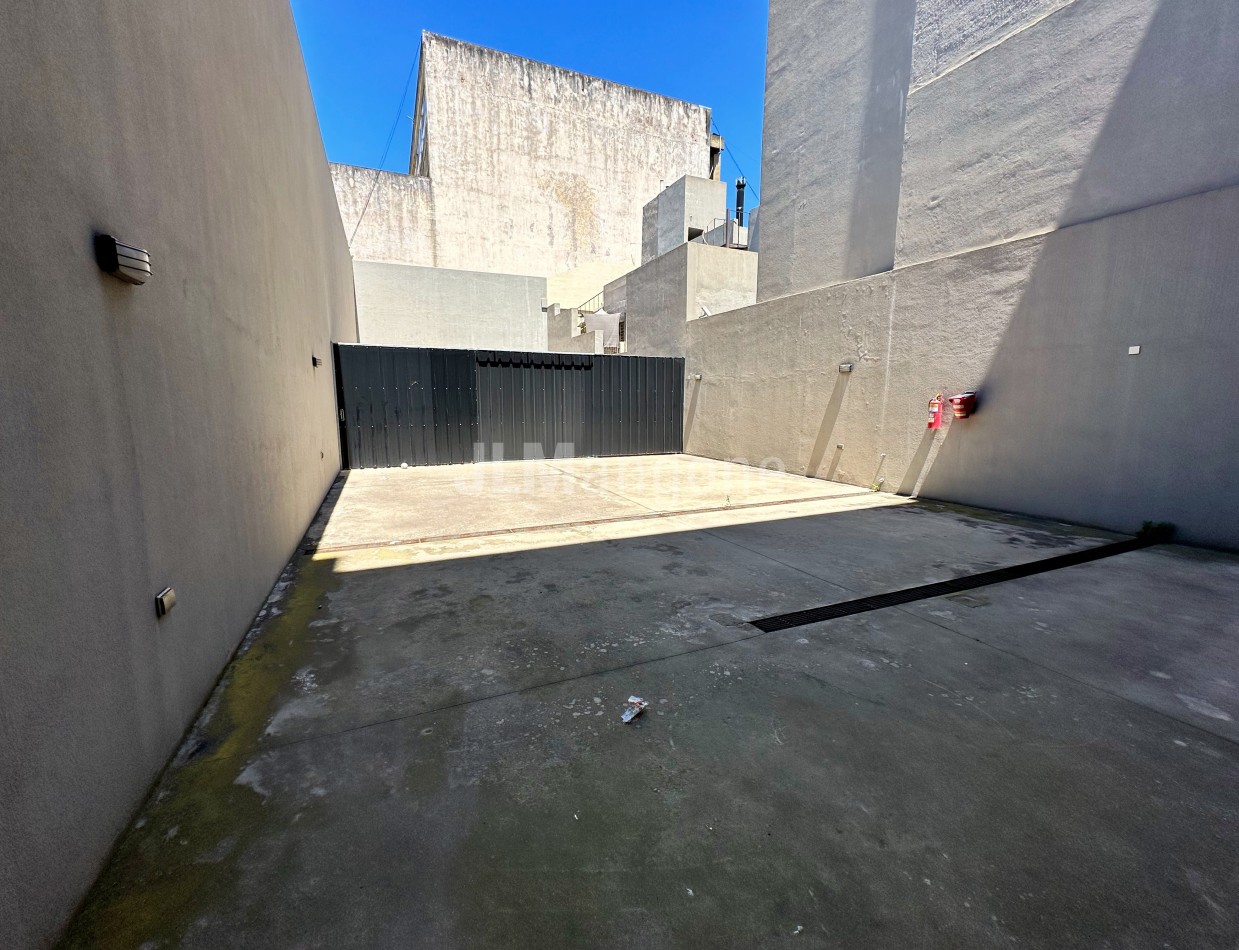 Local Comercial 175 m2 sobre Av. Rivadavia
