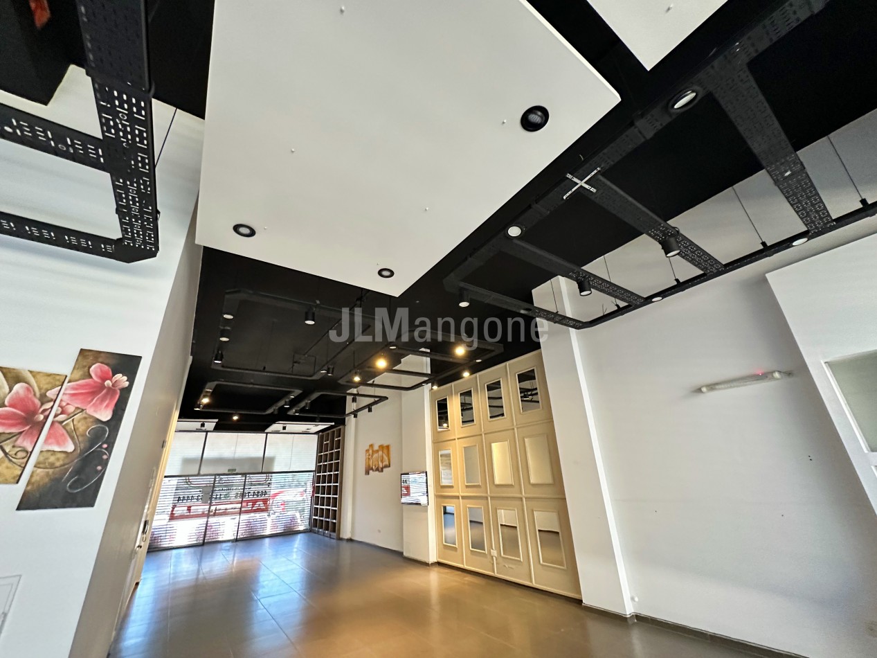 Local Comercial 175 m2 sobre Av. Rivadavia
