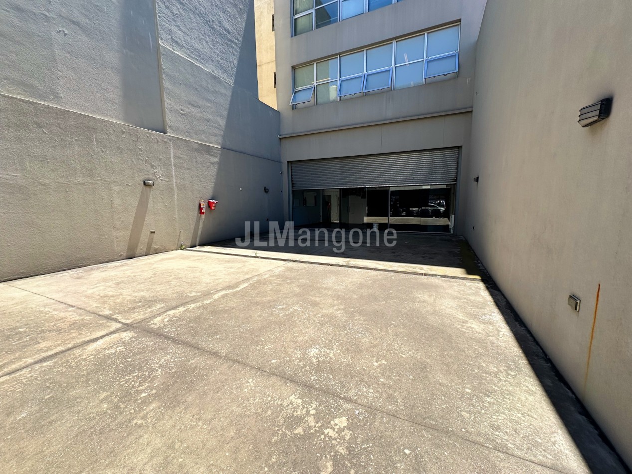 Local Comercial 175 m2 sobre Av. Rivadavia
