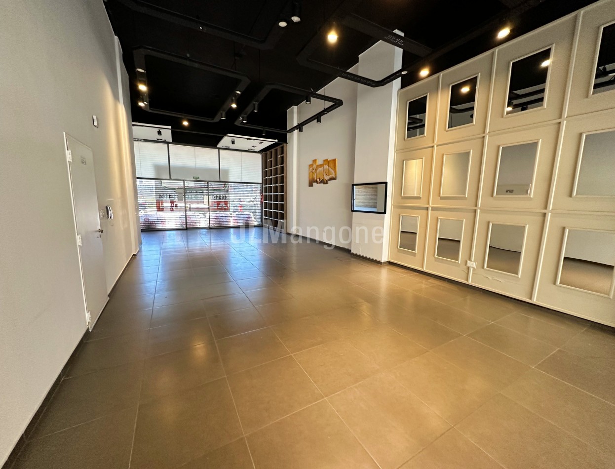 Local Comercial 175 m2 sobre Av. Rivadavia