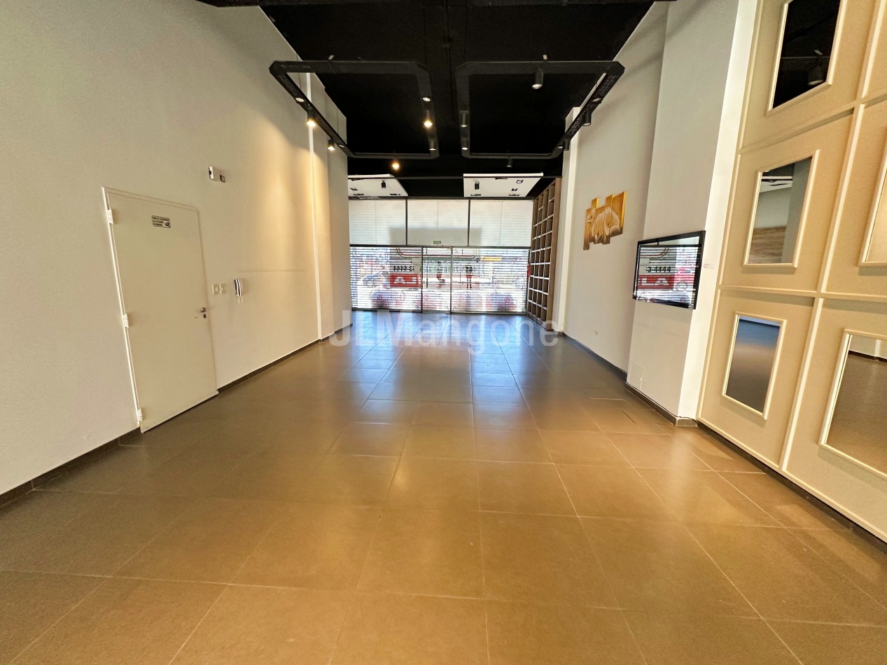 Local Comercial 175 m2 sobre Av. Rivadavia