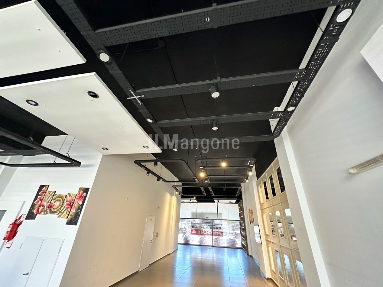 Local Comercial 175 m2 sobre Av. Rivadavia