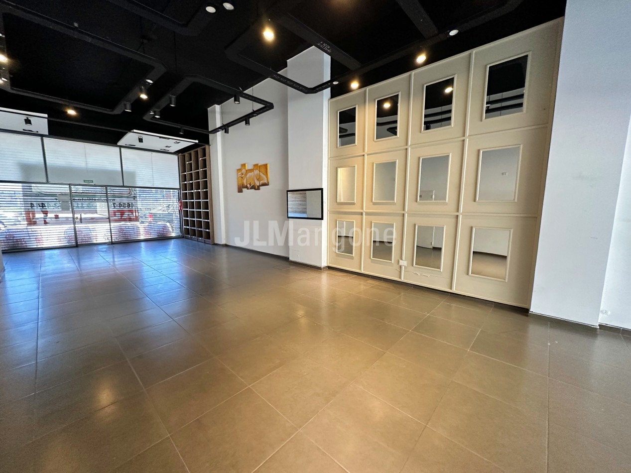 Local Comercial 175 m2 sobre Av. Rivadavia