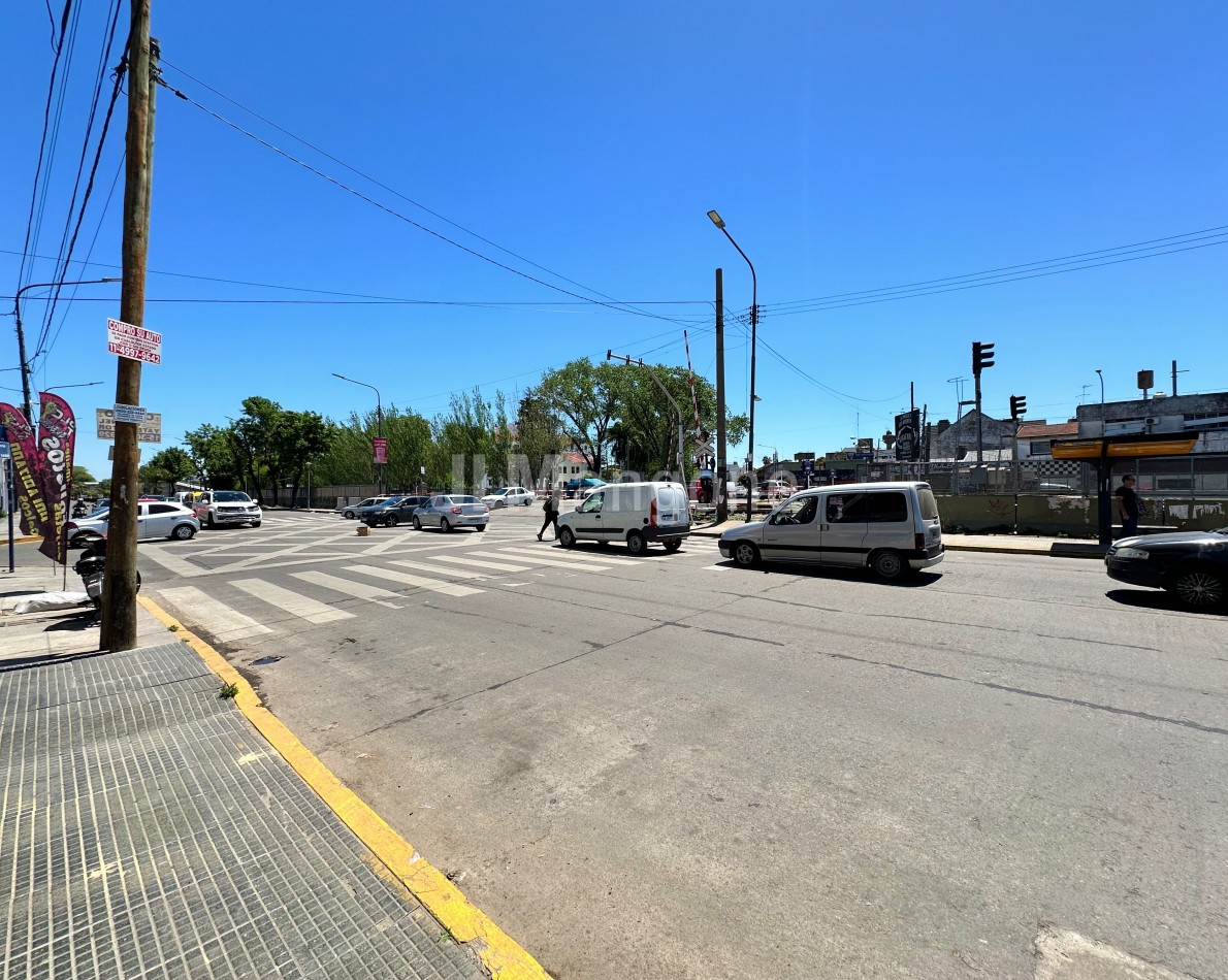 Local Comercial 175 m2 sobre Av. Rivadavia