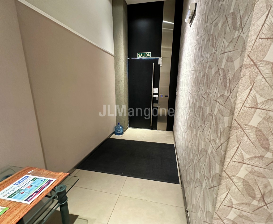 Local Comercial 175 m2 sobre Av. Rivadavia
