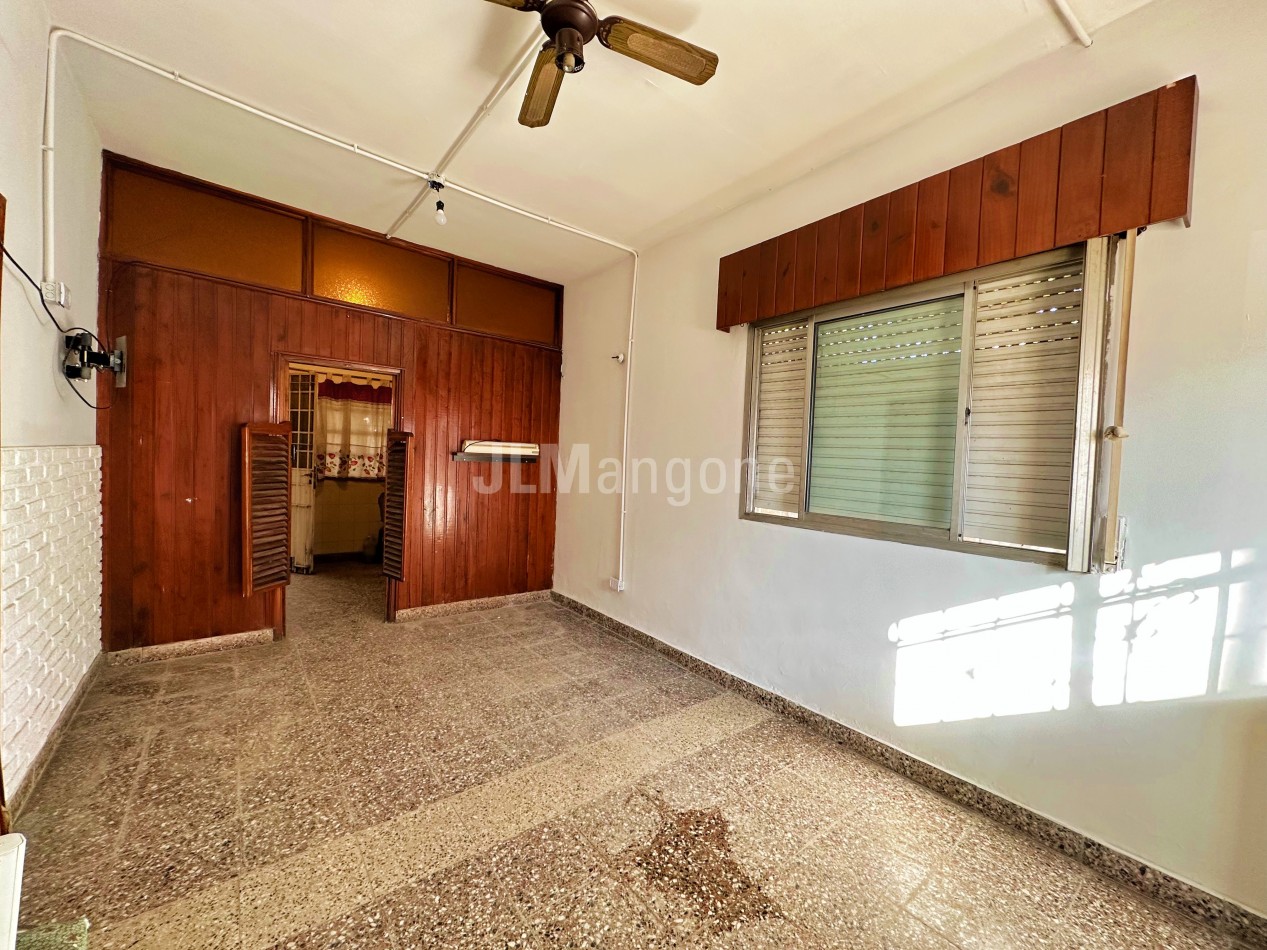 Casa 3 ambientes con parque y cochera