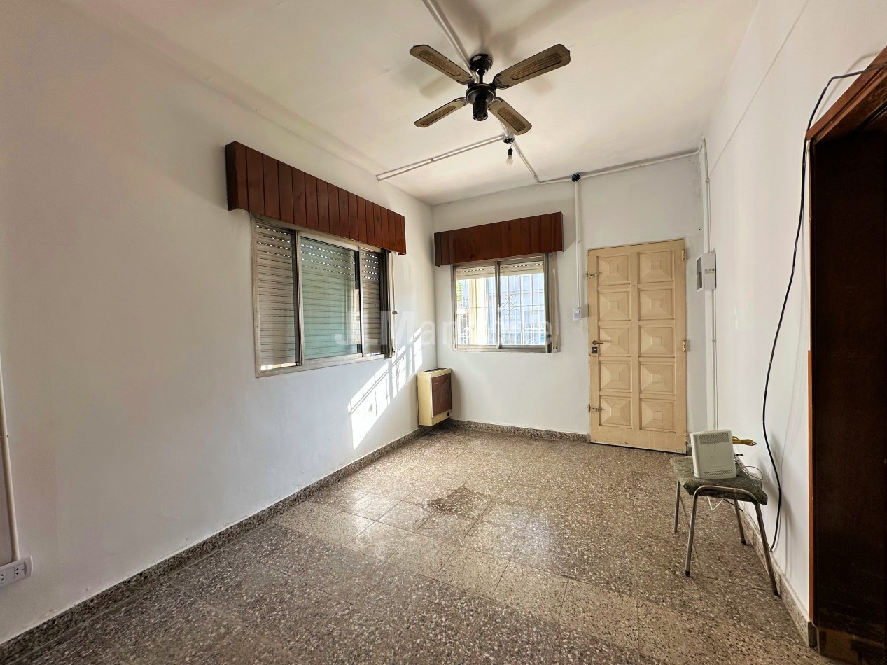 Casa 3 ambientes con parque y cochera