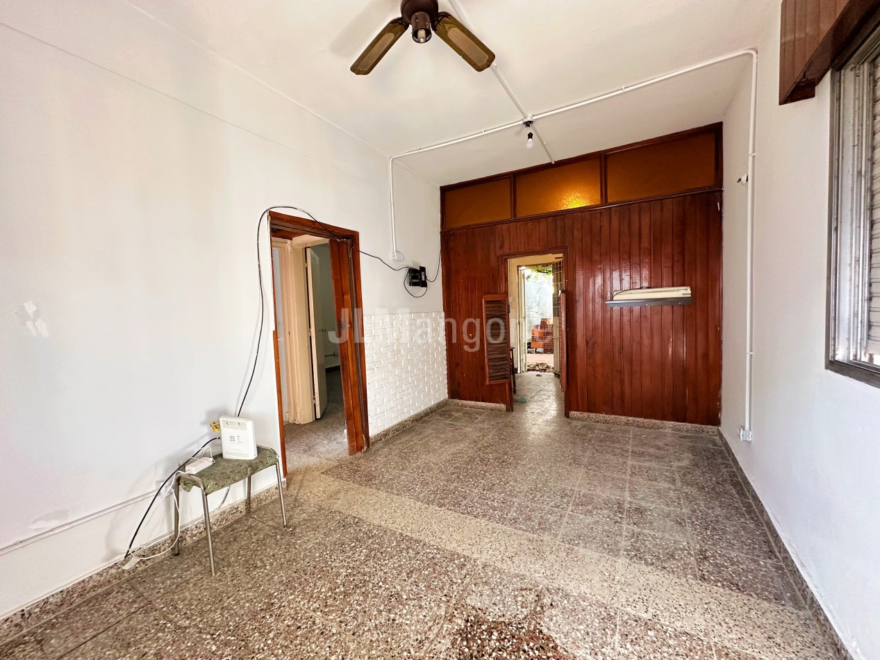 Casa 3 ambientes con parque y cochera