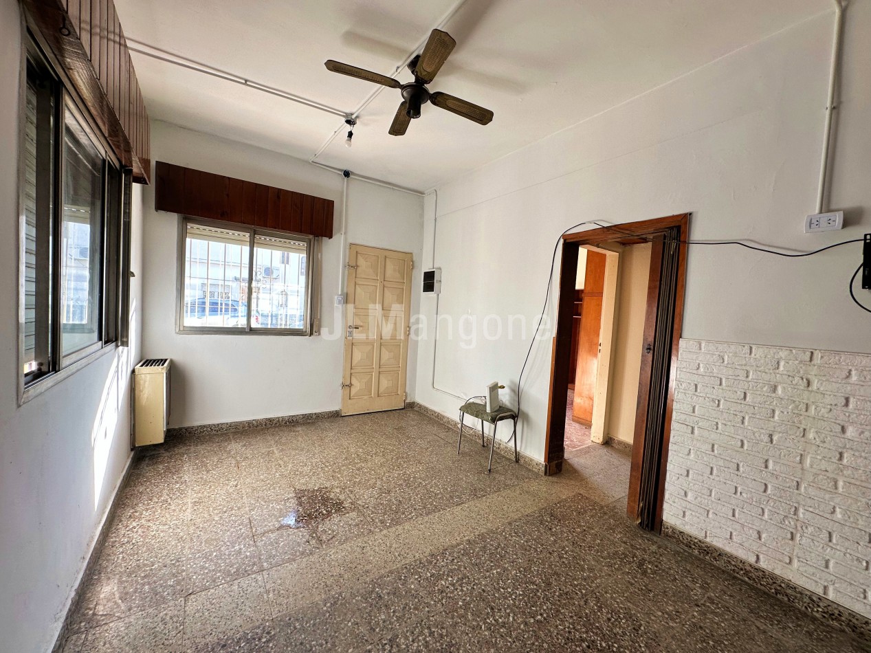 Casa 3 ambientes con parque y cochera