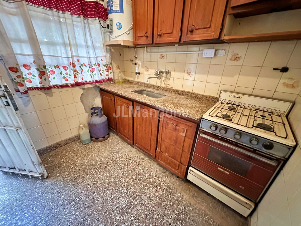 Casa 3 ambientes con parque y cochera