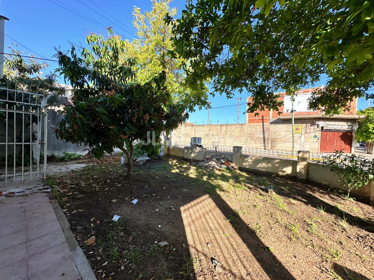 Casa 3 ambientes con parque y cochera