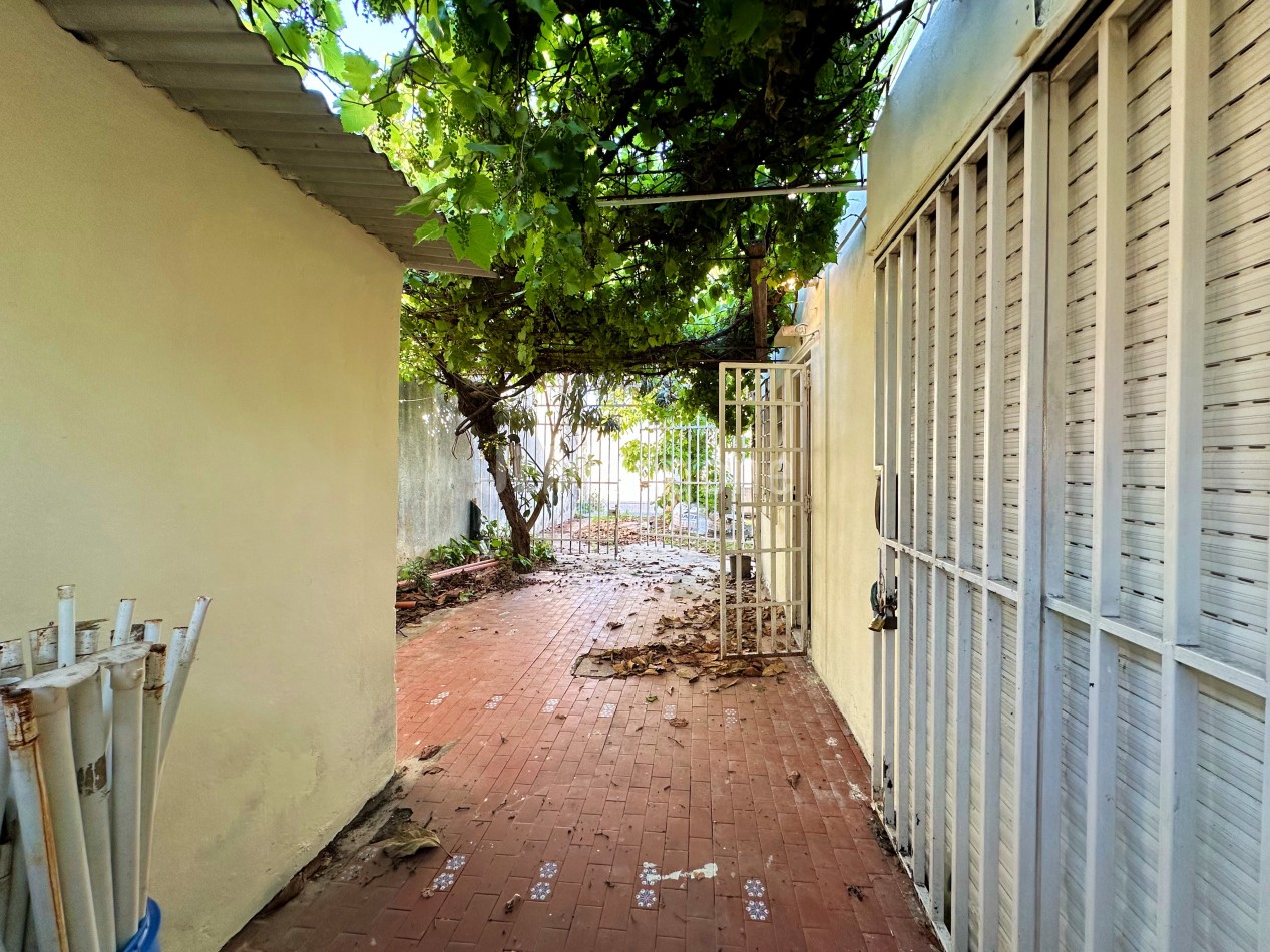 Casa 3 ambientes con parque y cochera