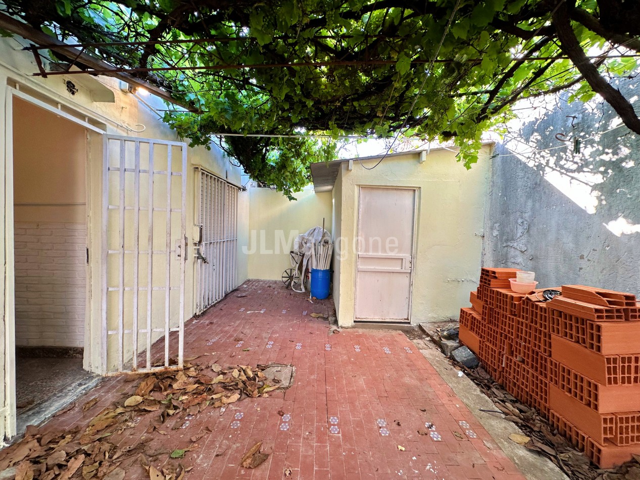 Casa 3 ambientes con parque y cochera