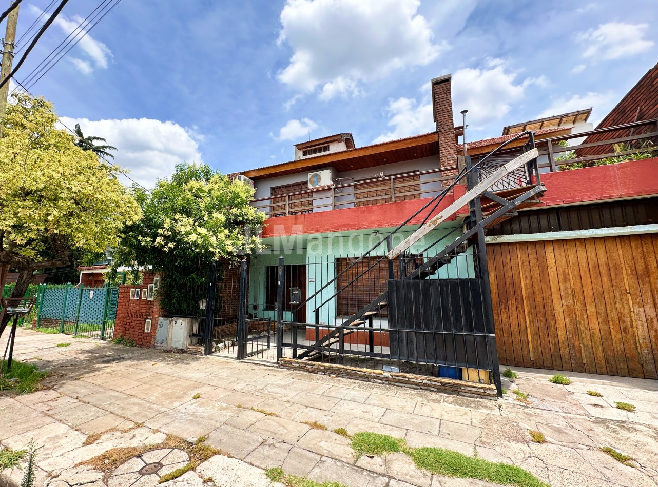 Casa 3 ambientes con cochera y patio