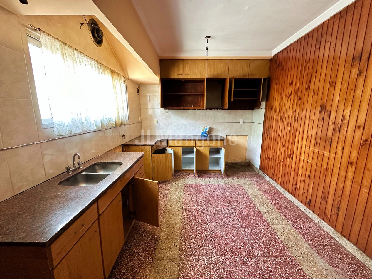 Casa 3 ambientes con cochera y patio