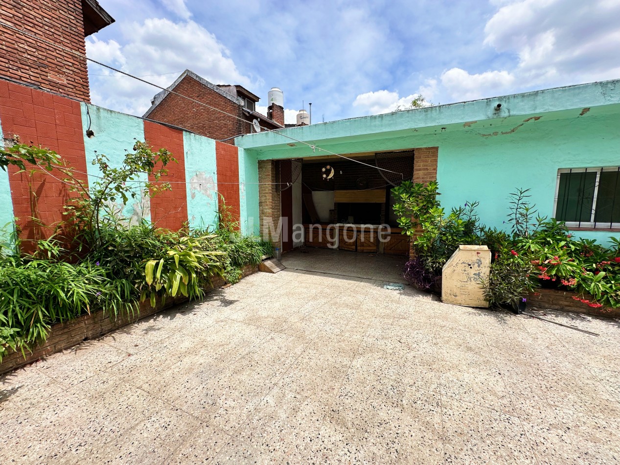 Casa 3 ambientes con cochera y patio