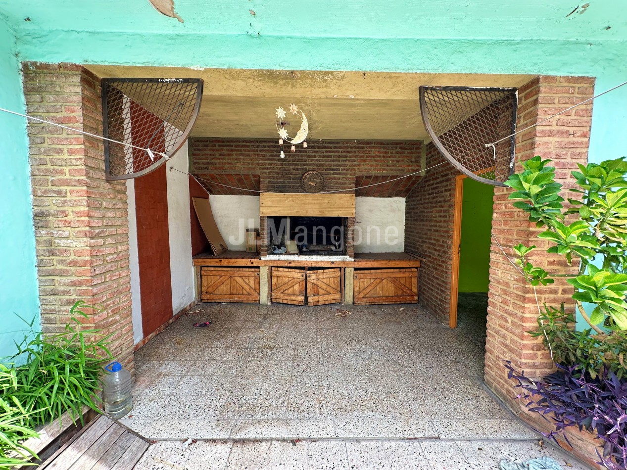Casa 3 ambientes con cochera y patio