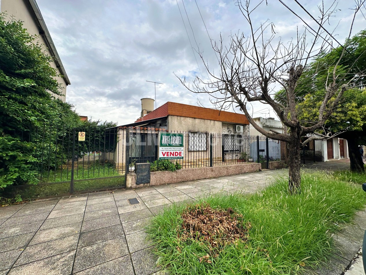 Casa 3 ambientes con cochera y parque