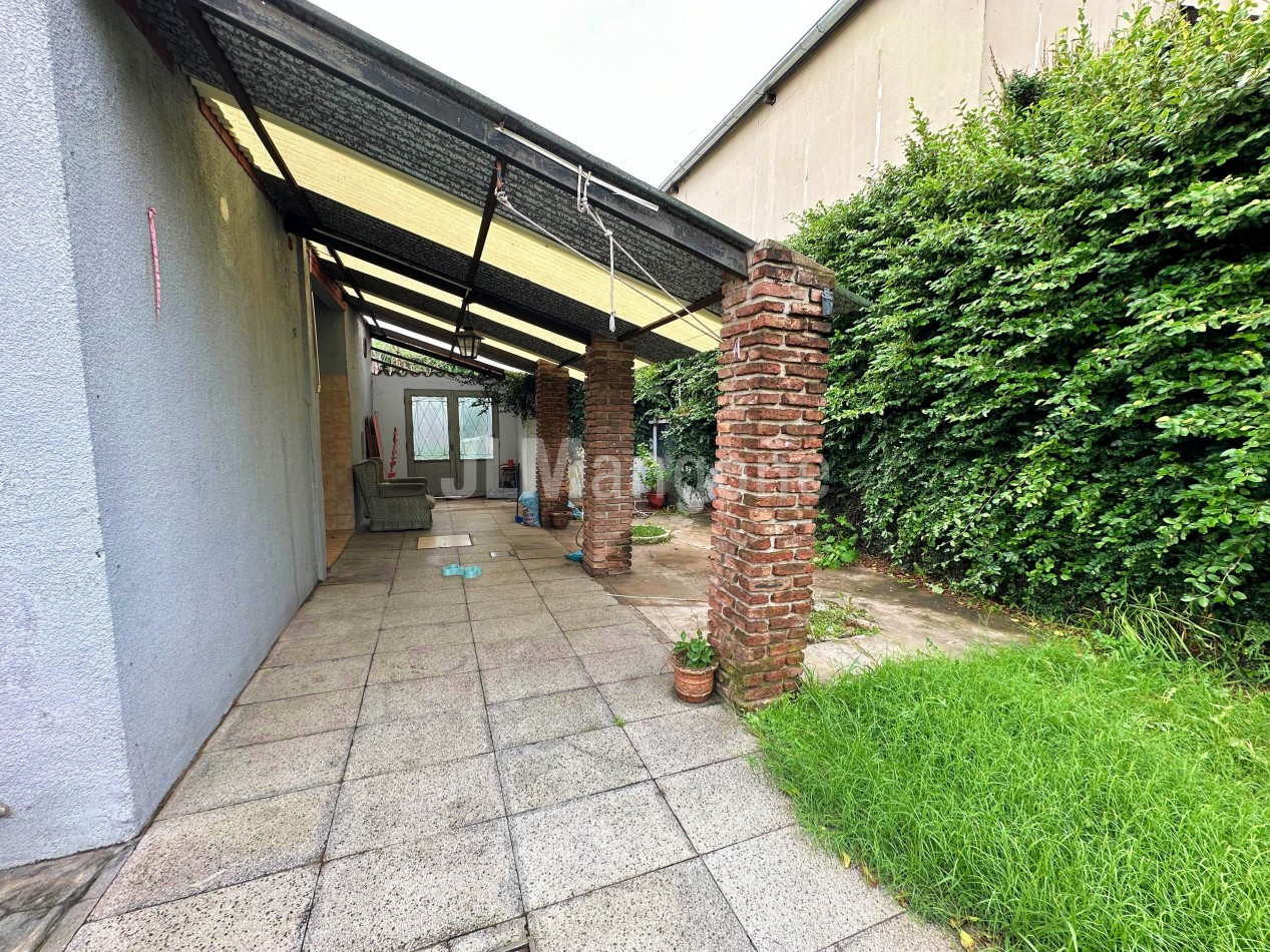 Casa 3 ambientes con cochera y parque