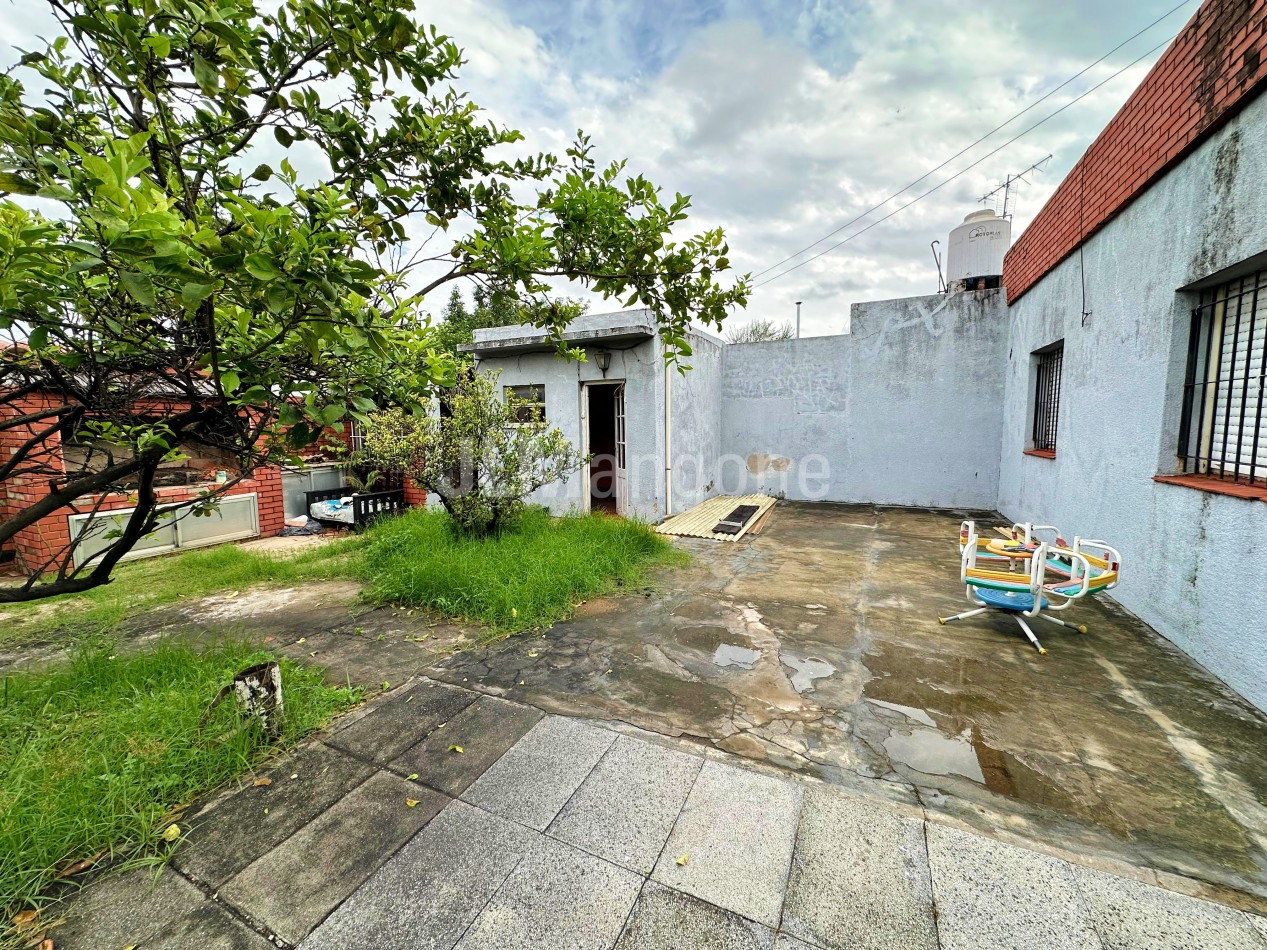 Casa 3 ambientes con cochera y parque