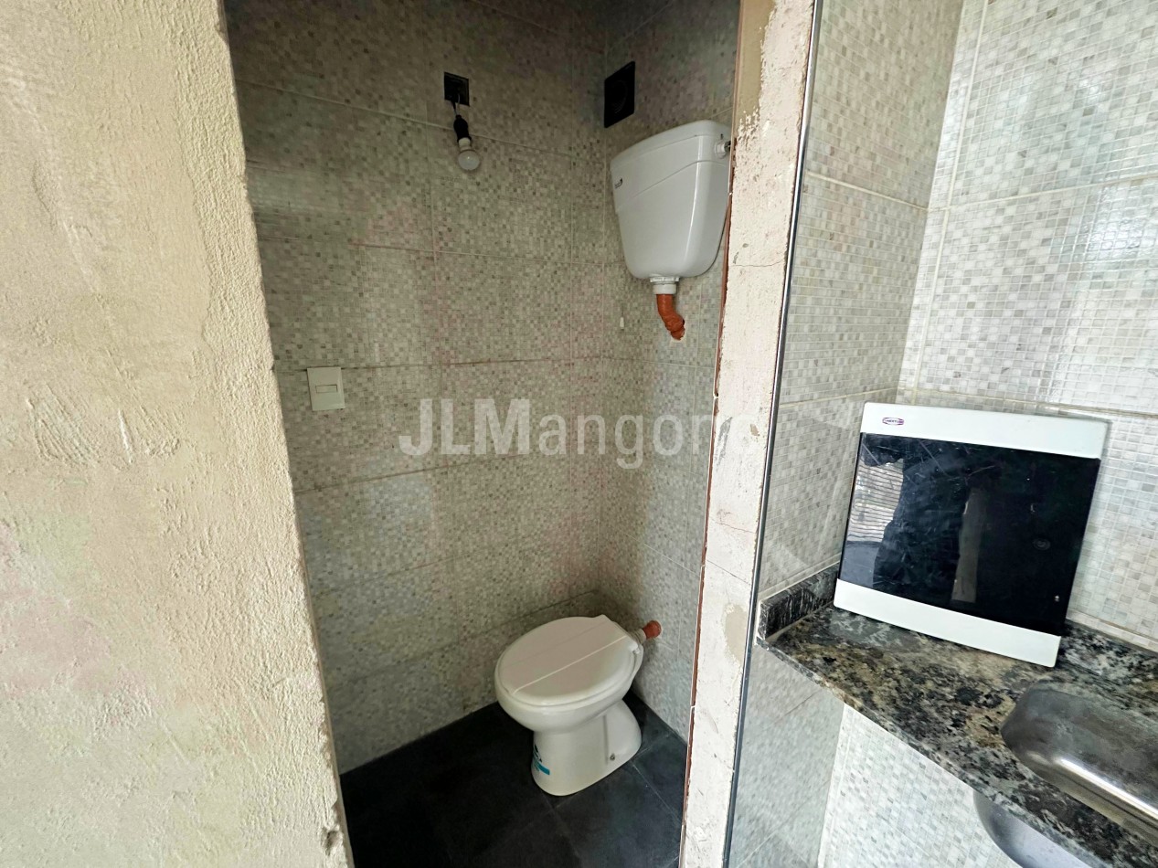 Local 50 m2 con cochera doble a estrenar