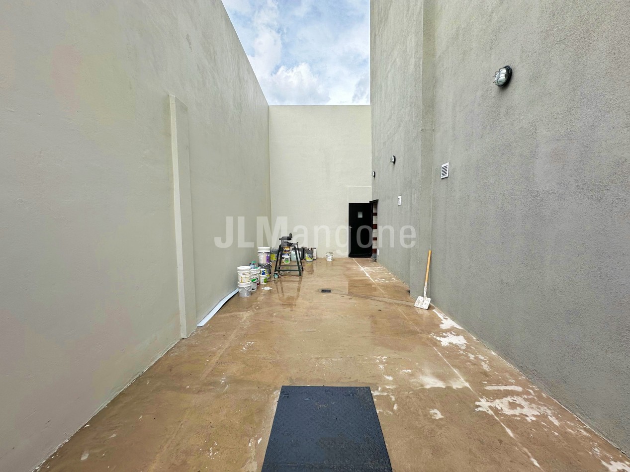 Local 50 m2 con cochera doble a estrenar