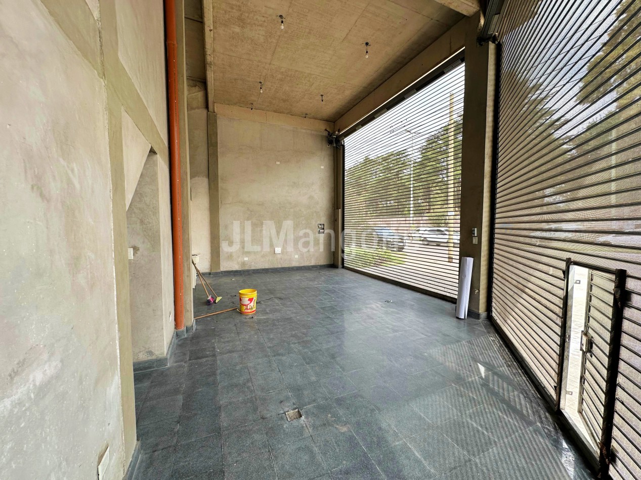Local 50 m2 con cochera doble a estrenar
