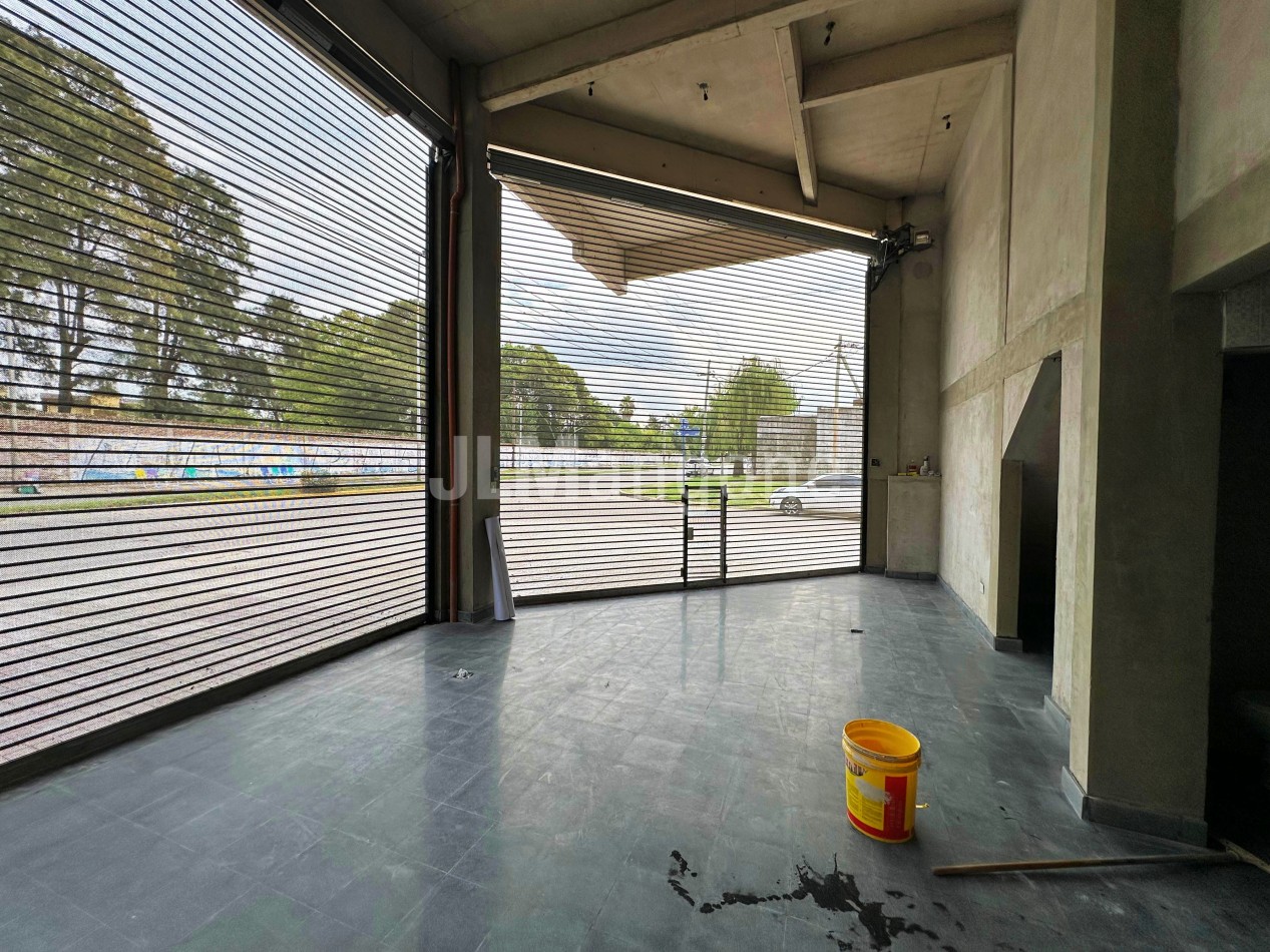 Local 50 m2 con cochera doble a estrenar