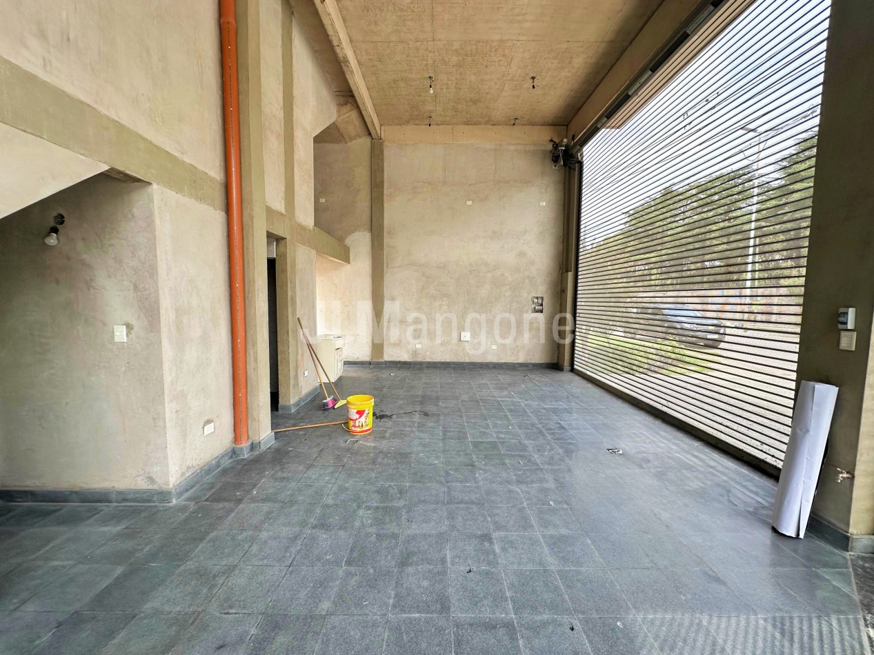 Local 50 m2 con cochera doble a estrenar