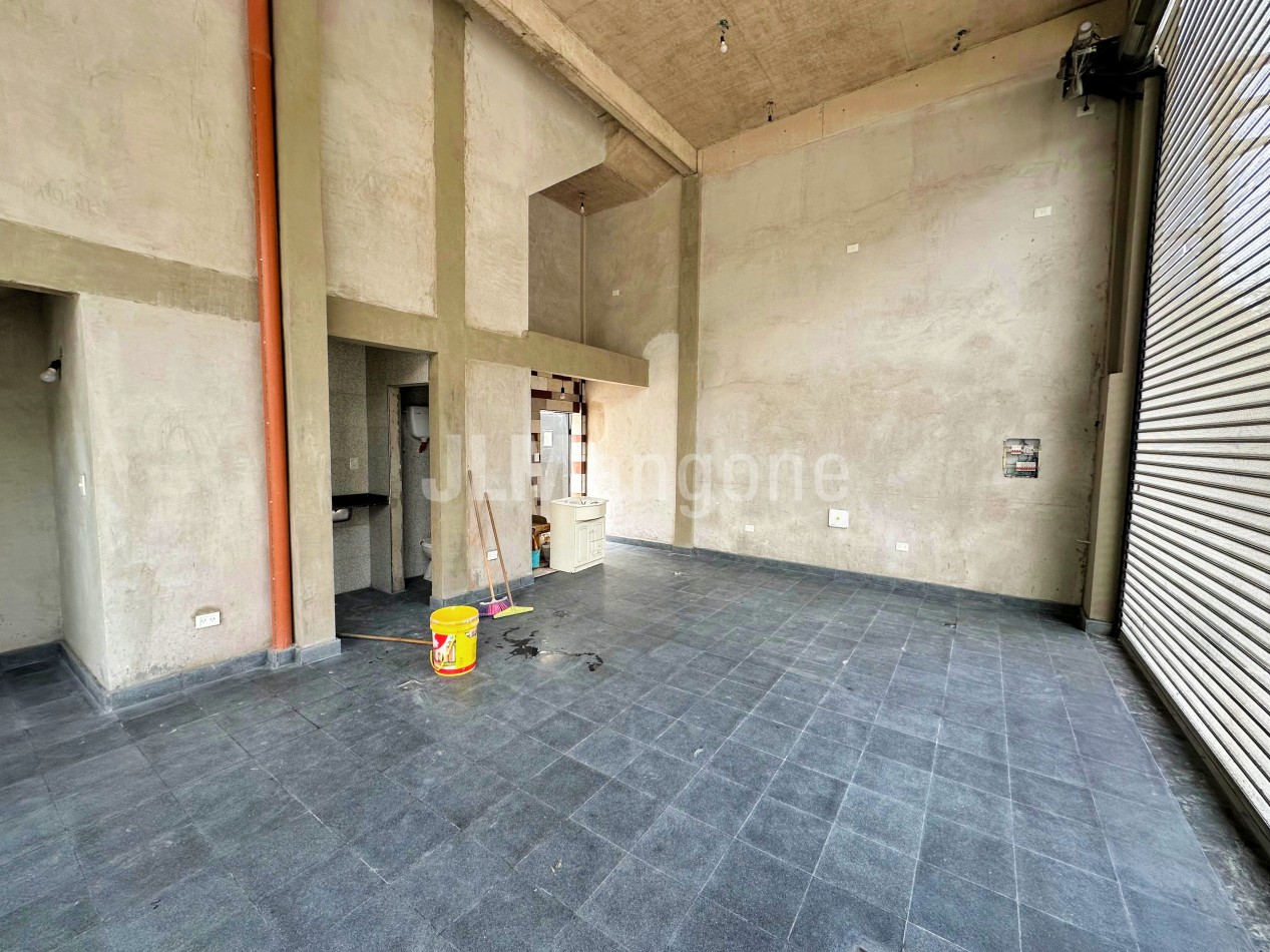 Local 50 m2 con cochera doble a estrenar