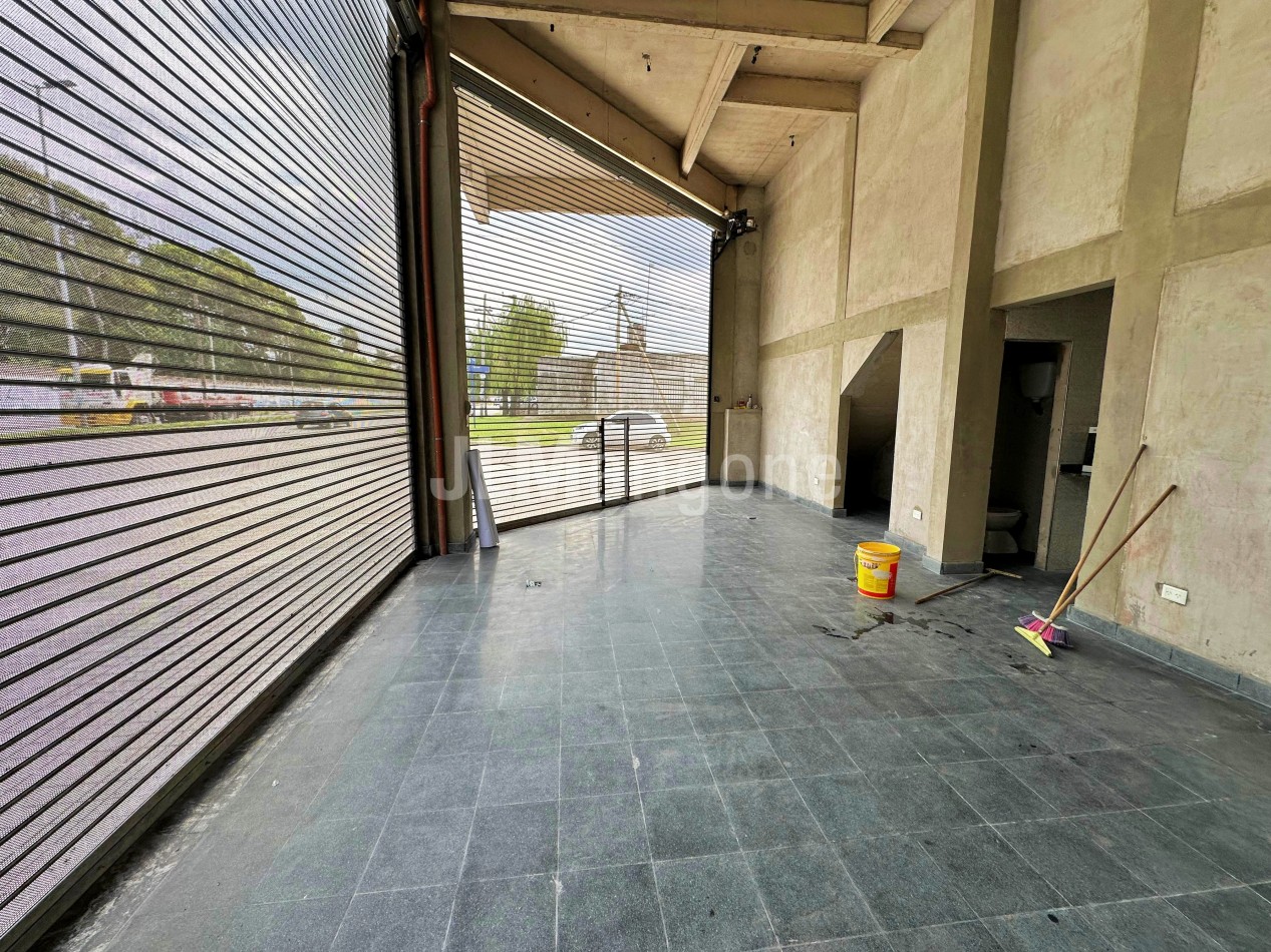 Local 50 m2 con cochera doble a estrenar