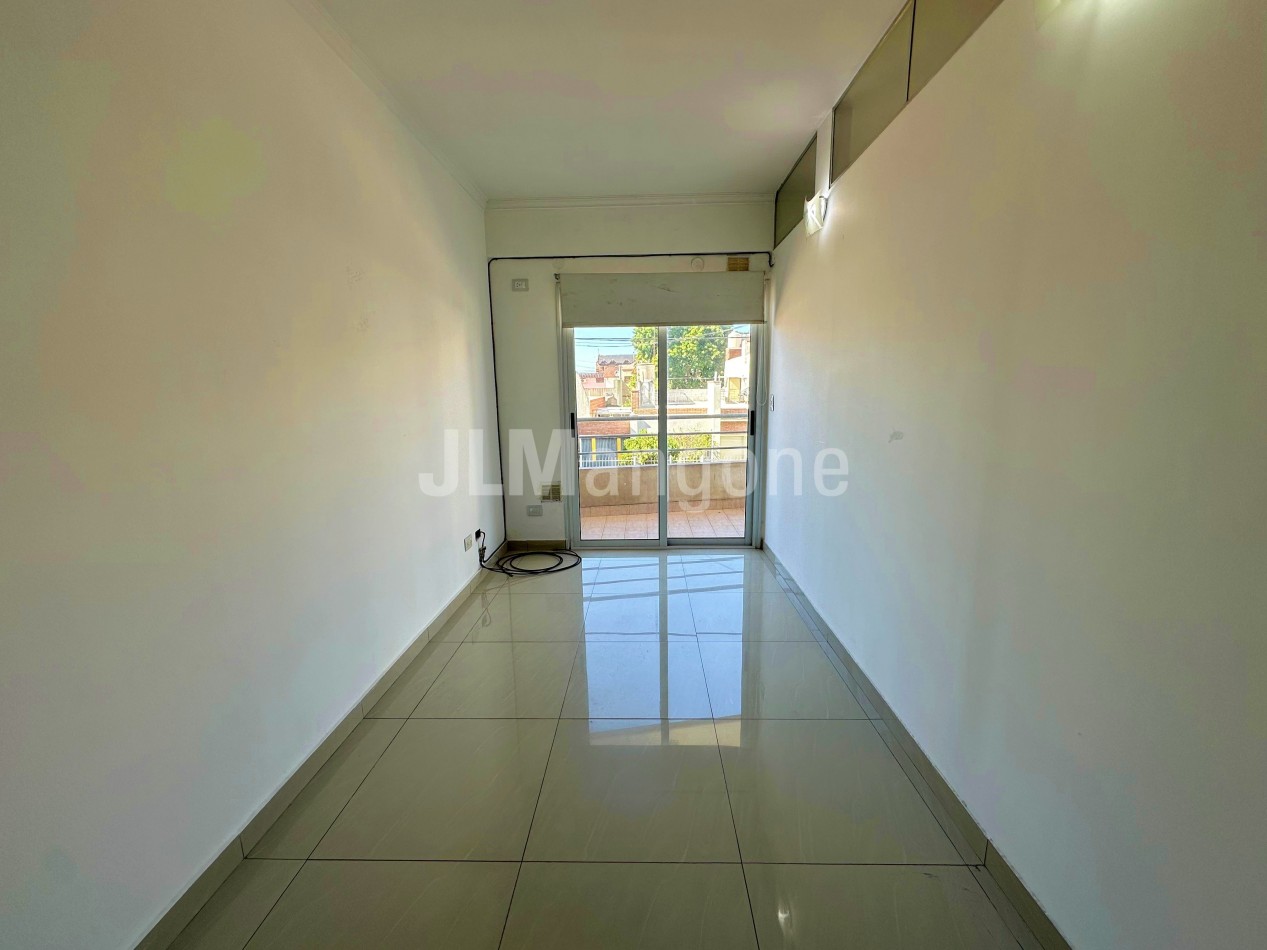 Departamento 2 ambientes con cochera y balcon